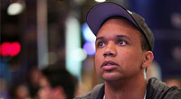 Phil Ivey ne 'spara' tre in bluff e fa foldare gli assi
