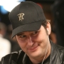 Phil Hellmuth ed una bella ‘donna’ al river