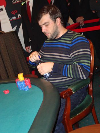 Oleksandr Vaserfirer incredulo: da chipleader a player out in poche mani