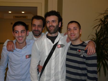 Foto di gruppo per Mario Ristaldi (a destra) e i suoi amici dopo la sua uscita. Accanto a lui Castelluccio