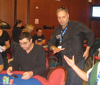 Pipino - a destra - saluta gli avversari al tavolo mentre Kostantinou - a sinistra - raccoglie le chips vinte proprio contro di lui