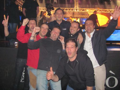 Foto di gruppo per le 'Furie Rosse' dopo il trionfo di Marco alla SNAI Poker Cup