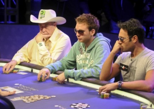 Il nostro Fabrizio Baldassari (a destra) al tavolo del Main Event WSOPE con la leggenda Doyle Brunson (a sinistra)