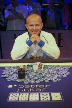 Jani 'KObyTAPOUT'  Vilmunen, trionfatore dell'event#3 WSOPE