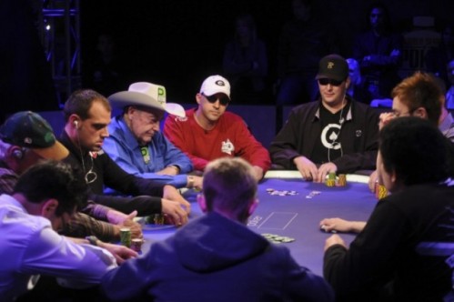 Un monento di gioco al Main Event WSOPE, con Doyle Brunson e Phil Hellmuth allo stesso tavolo