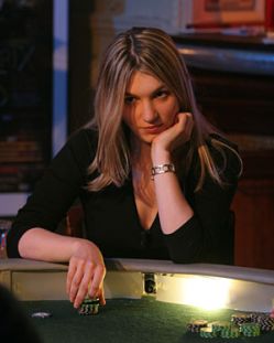 La bella Almira impegnata al tavolo da poker