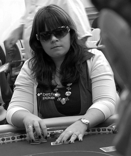 Annette in un'elegante scatto in bianco e nero