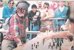 Il piccolo Jeff intento in una delle sue partite di 'speed chess' contro molti avversari