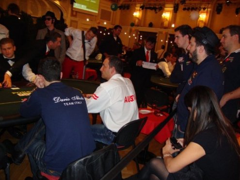 Un momento del torneo finale: di spalle Alioto impegnato al tavolo, a destra si riconoscono Isaia, Pescatori e Lacchinelli a supporto del capitano