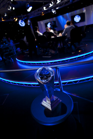 Un momento del tavolo finale di ieri, con il trofeo in primo piano