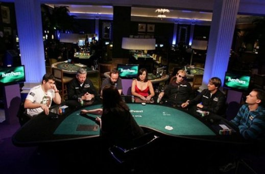 Il final table del PartyPoker World Open V: da sinistra Luke Schwartz, Mike Sexton, Andy Black, Jennifer Tilly, Phil Laak, Bodo Sbrzesny e Jan Veit