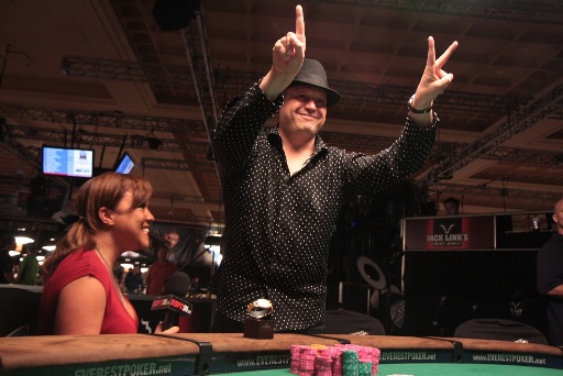 Jeff festeggia il suo terzo storico braccialetto alle WSOP 2009