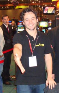 Jeff Sarwer, eliminato al decimo posto, non perde il sorriso e tende la mano all'avversario