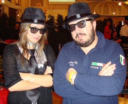 Irene Baroni, a sinistra, scherza in posa da 'Blues Brothers' con Max Pescatori