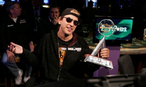Phil Laak con il trofeo appena conquistato