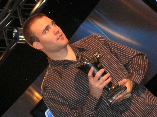 Aaron Gustavson con il trofeo appena vinto