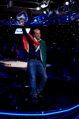 Salvatore Bonavena alza il trofeo dopo la vittoria dello scorso anno