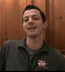 Un divertito Tom Dwan durante l'intervista