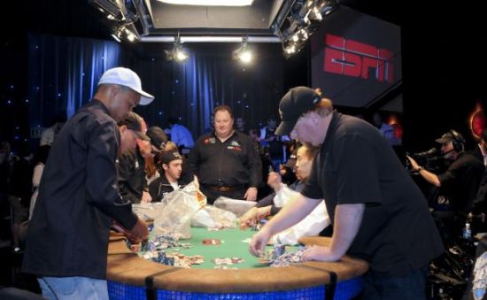Phil Ivey e Darvin Moon sistemano le chips prima dell'inizio del final table. Sara' poi il secondo ad eliminare il primo