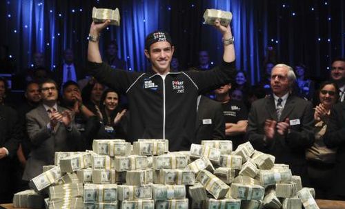 Joe davanti alla montagna di dollari appena vinta