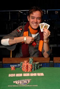 Dario Minieri mostra il braccialetto vinto alle WSOP 2008