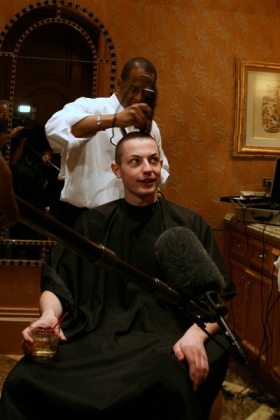 Tom Dwan durante la particolare seduta dal barbiere
