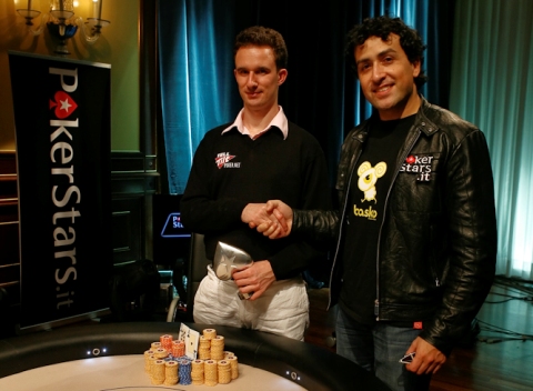 La stretta di mano tra due campioni: Isaia e Oliva