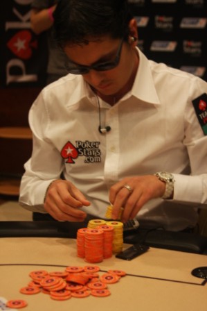 Luca raccoglie le chips dopo l'ultimo piatto vinto