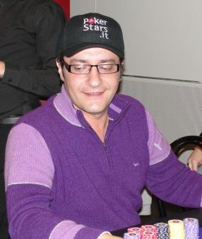 Gianluca Calanni Billa, qualificato online e chipleader del day 1a