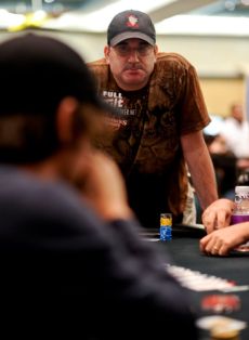 Mike Matusow, messo in difficoltà da Dario Minieri (di spalle)