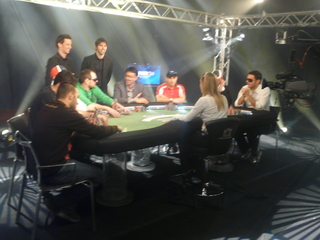 Il final table di ieri. Sullo sfondo gli Zero Assoluto, presentatori d'eccezione dell'evento televisivo