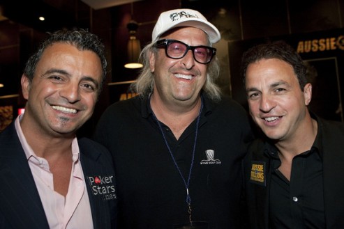 Joe e Tony Hachem insieme al produttore australiano Bobby Galinsky. Impressionante la somiglianza tra i due fratelli