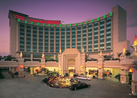 Una veduta notturna del Commerce Casinò di Los Angeles