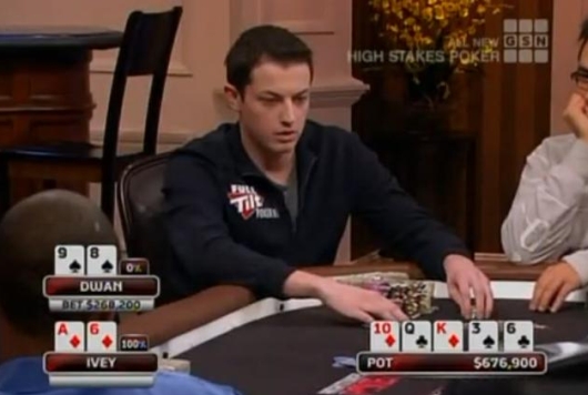 Durrrr fissa intensamente il tavolo dopo la 3-barrel da 268.200$