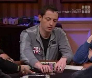 Tom 'durrrr' Dwan impegnato a raccogliere chips