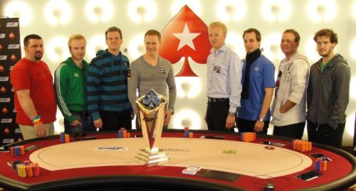 Il final table di ieri: da sinistra Medesan, Van Kalkeren, Schroer, Strassmann, Baekke, Baumann, Wheeler e Carson