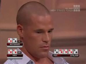 Patrik Antonius intento a riflettere sul river