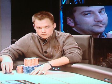 Castaldi  sembra 'spiare' Kwaysser dalla tv...
