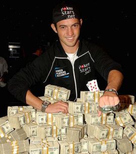 Joe Cada con la montagna di dollari vinta al Main Event WSOP 2009 