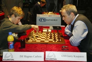 Un giovanissimo Carlsen contro il campione russo Garry Kasparov