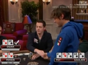 Dario saluta il tavolo e stringe la mano a Tom Dwan