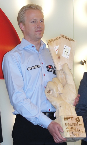 Allan 'Sifosis' Baekke con l'insolito ed ingombrante trofeo