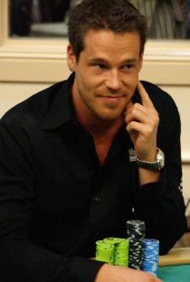 Patrik Antonius non sembra troppo convinto all'idea di cantare 'The Star-Spangled Banner'...