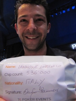 Domanico Iannone con la busta delle chips