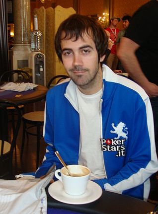 Jason Mercier prende un cappuccino prima di iniziare il day 2