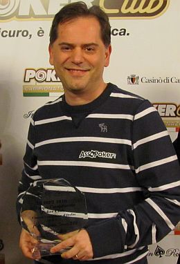 Marco Pistilli con il trofeo vinto nel 550€ Lottomatica