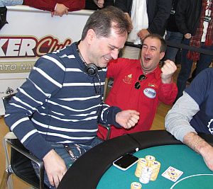 Un  fragoroso 'vamos!' di Ricky Lacchinelli per festeggiare una mano  dell'amico Marco