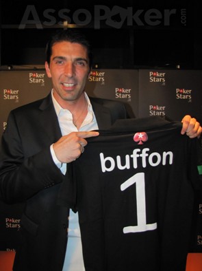 Gigi Buffon mostra la maglia personalizzata per l'occasione