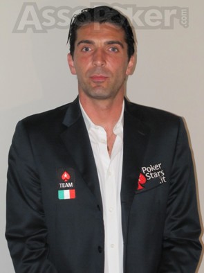 Buffon posa  con la nuova 'divisa'