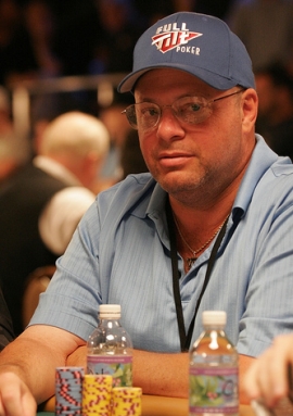 Che brutto fold per David Grey!